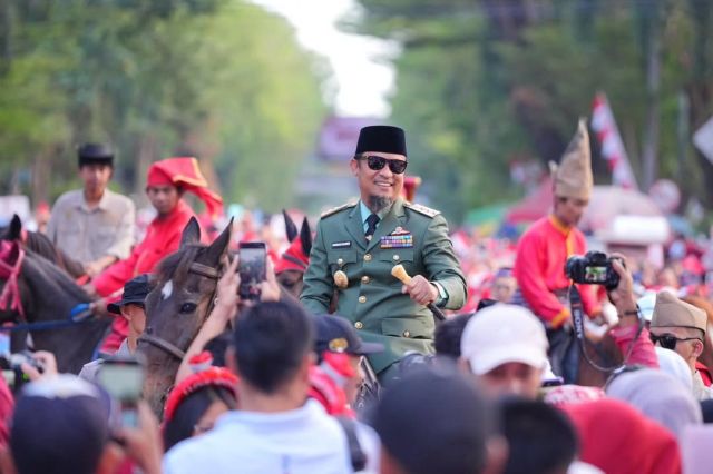 Semarak Kemerdekaan, Gubernur Sulsel Lepas Kirab Karnaval dan Kenakan Kostum Bung Karno Sambil Tunggangi Kuda