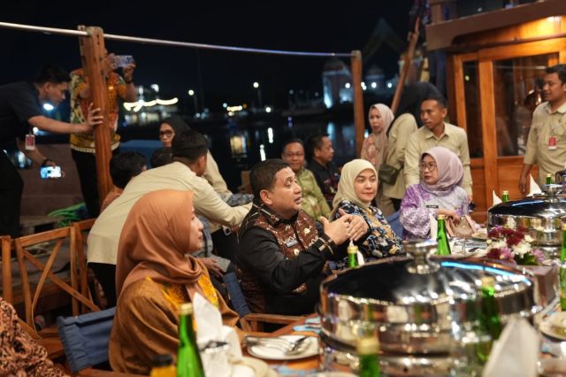 Munafri-Aliyah Bahas Pendidikan Bersama Mendikdasmen di Atas Kapal Pinisi