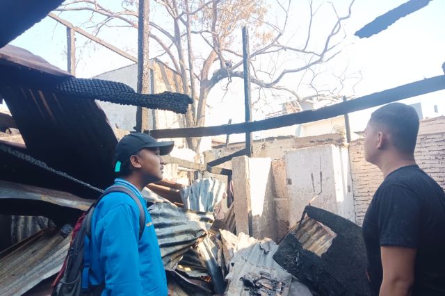Ketua KNPI Kecamatan Bontoala, Muh. Rustam, bersama jajaran turun langsung ke lokasi kebakaran di Jl Kandea