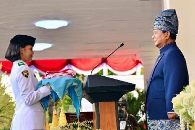 Aliah Sakira dari Sulsel Ukir Sejarah Jadi Pembawa Baki Penurunan Sang Saka Merah Putih di Istana Negara