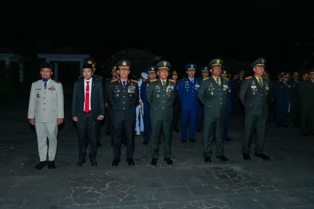 Gubernur Sulsel Ikuti Apel Kehormatan Renungan Suci di TMP Panaikang Bersama Forkopimda