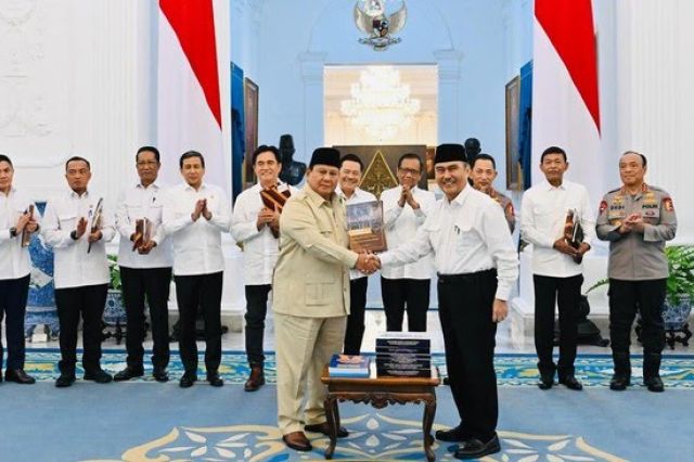 10 Buku“Rahasia” Reformasi POLRI Diserahkan: Tolak Kementerian Baru